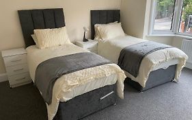 Large 4 Bedroom Sleeps 8, Spacious Apartment For Contractors And Holidays Near Bedford Centre - 1 Free Parking Space & Free Wifi